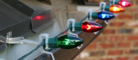 hanging-christmas-lights-gutters